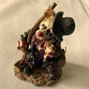 Boyd Bears Vintage Emmit Kleansweep  Resin Figurine